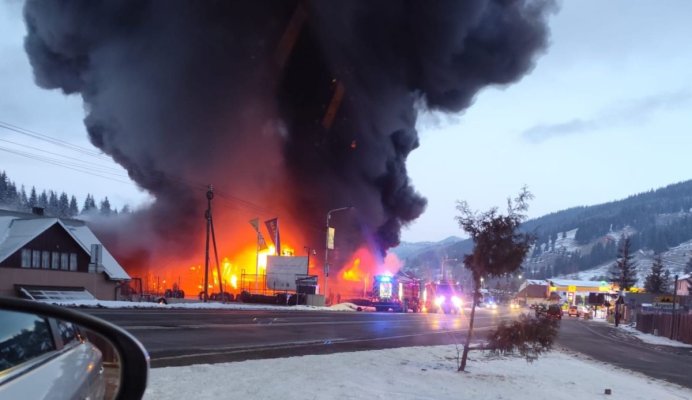 Incendiu puternic la o fabrică de anvelope: A fost emis mesaj Ro-Alert. Video