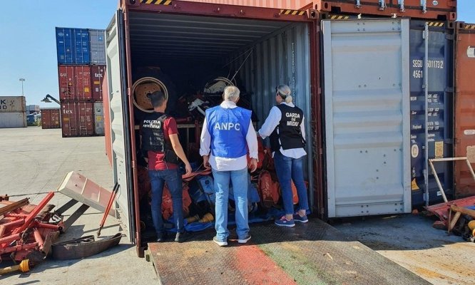 Sute de ceasuri şi brățări inteligente contrafăcute, descoperite de polițiști în Portul Constanța