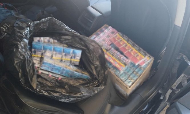 Portbagaj burdușit cu țigări de contrabandă, introduse ilegal în țară, confiscate de poliţiştii constănțeni