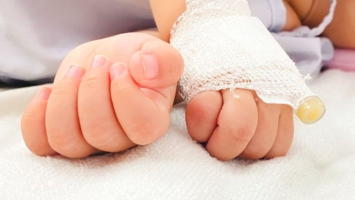 O fetiță a rămas cu sechele după o perfuzie administrată greșit 