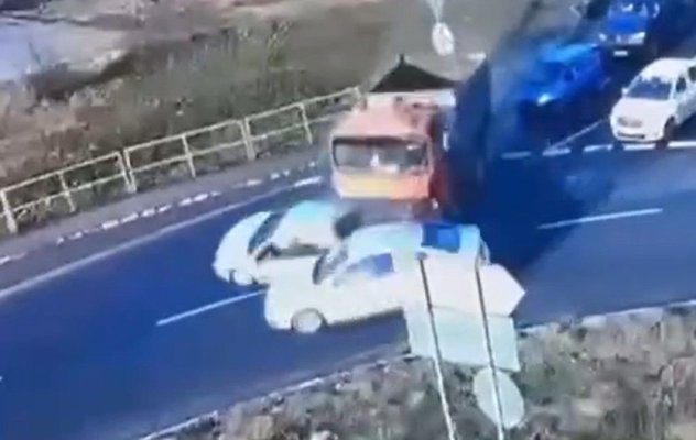Momentul în care un autovehicul rămâne fără frâne și intră în alte mașini, la Ovidiu, în sensul giratoriu! Video