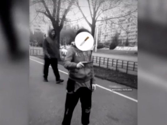 Eleve bătute în apropierea unei școli, filmate și puse pe Instagram de fete cu un an mai mari. Video