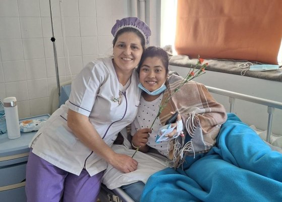 Arimex Comexim 2000 și Asociația „Suflete deschise“ au dăruit flori și mărțișoare femeilor și fetelor internate în spitalele constănțene