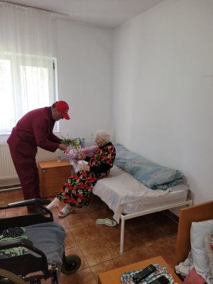Asociaţia ,,Suflete deschise”, flori și zâmbete pentru bătrânii din Căminul Poarta Albă