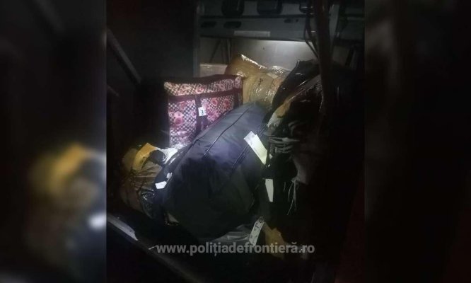 Haine și parfurmuri contrafăcute, în valoare de aproximativ 100.000 euro, descoperite de polițiștii de frontieră 