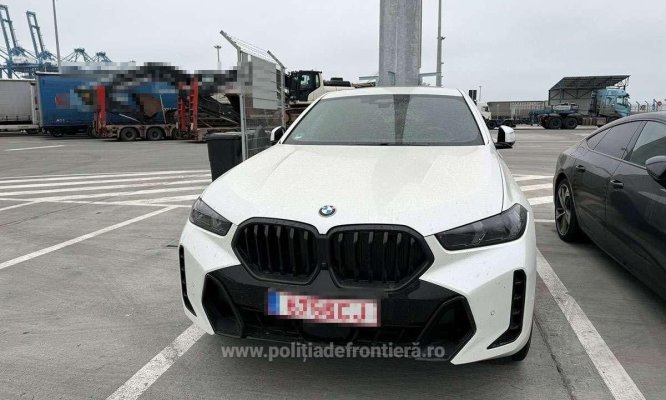Autoturisme de lux cu numere de înmatriculare și acte false pregătite pentru export, descoperite de polițiștii de frontieră constănțeni. Video