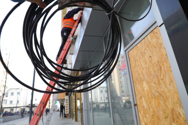 Fațadele clădirilor de pe strada Ștefan cel Mare, eliberate de cabluri