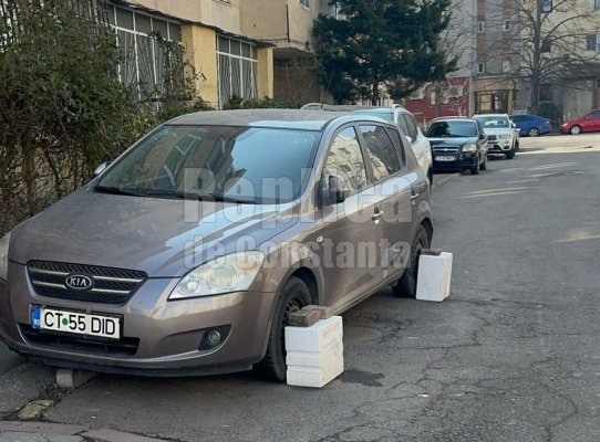 Un șofer și-a protejat roțile de la mașină cu polistiren să nu facă „pipi“ câinii pe ele? Video