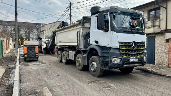 Lucrări de reabilitare a carosabilului pe strada Luptători din cartierul Inel II
