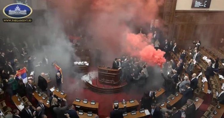 Haos în Parlament: Deputații opoziției aruncă grenade fumigene în semn de protest! Video