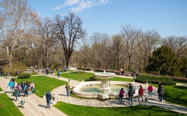 Administraţia Prezidenţială: Peste 13.000 de persoane au vizitat grădinile, curţile şi sălile oficiale ale Palatului Cotroceni, vineri şi sâmbătă