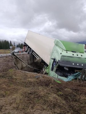 Accident între o mașină și un TIR, în Suceava: șoferul autoturismului a murit