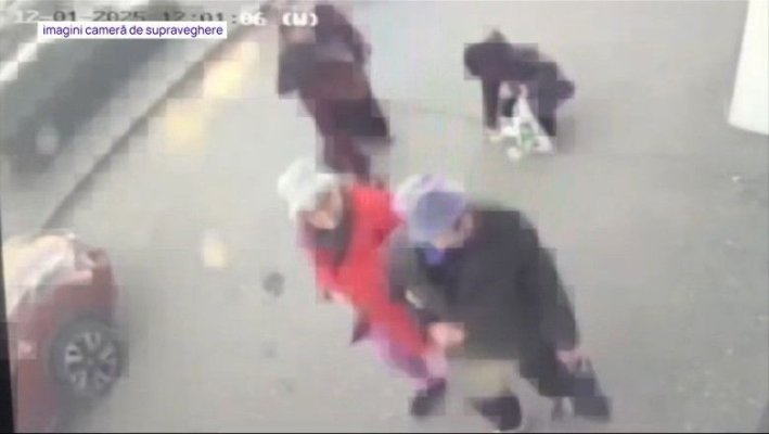 O bătrână a fost tâlhărită pe o stradă din Craiova de două femei, după ce a scăpat bani pe jos 
