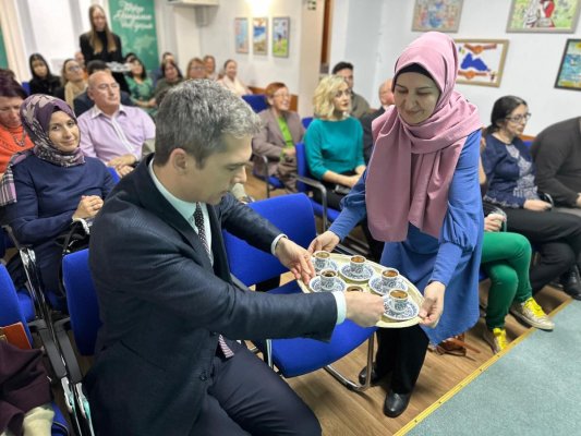 Institutul Yunus Emre a organizat primul eveniment din seria „Serate la o cafea turcească“