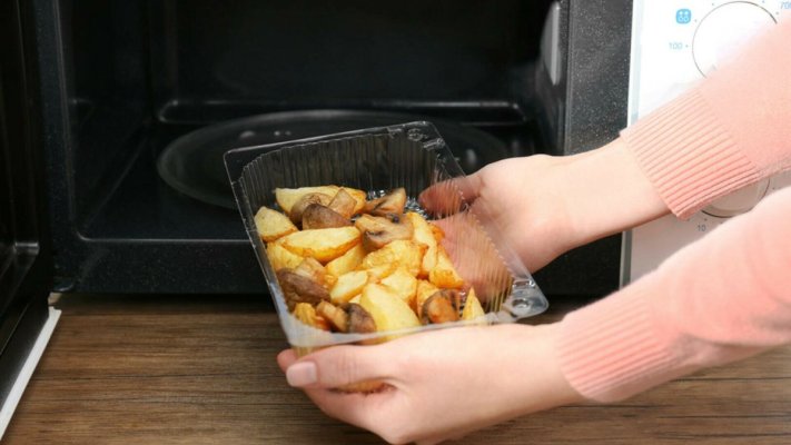 Un studiu arată de ce nu ar trebui să mâncăm niciodată din recipiente din plastic