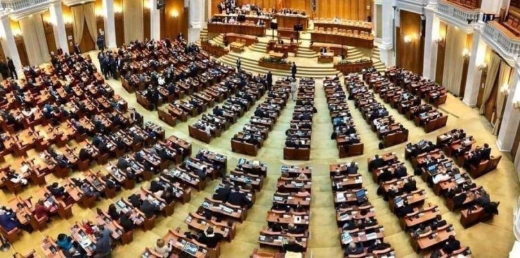 Parlamentarii care lipsesc nemotivat de la ședințe vor fi sancționați cu 5% din indemnizație pentru fiecare absență