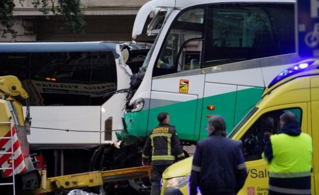 Două autocare cu turiști străini s-au ciocnit violent, pe o arteră intens circulată din Barcelona