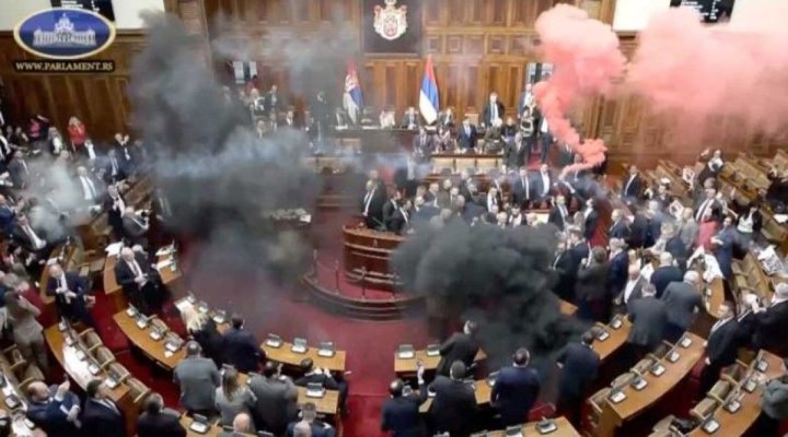 Mai mulți deputați au fost grav răniți în incidentele din Parlamentul Serbiei. Video
