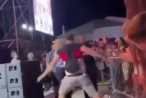 Bărbatul care a bătut doi polițiști la concertul lui Babasha, condamnat la închisoare cu executare. Video