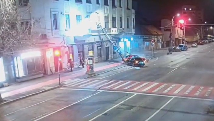 Două mașini s-au ciocnit violent, după o șicanare în trafic. Unul dintre șoferi era drogat. Video