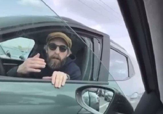 Un șofer a sărit la bătaie, în parcarea unul mall: „Te bagi în mine, mă? Cu copilu' în mașină?!“ Video