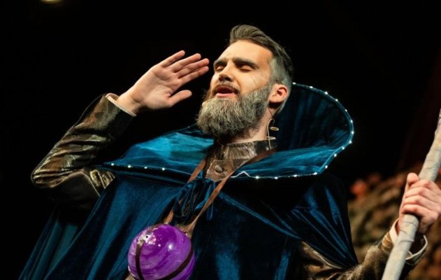 Un tenor de la Teatrul de Operetă din București și-a rupt piciorul după ce a sărit de la 3 metri, în timpul repetițiilor