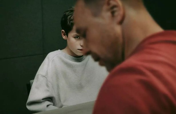 „Adolescence“, miniseria TV care le dă coșmaruri părinților din întreaga lume