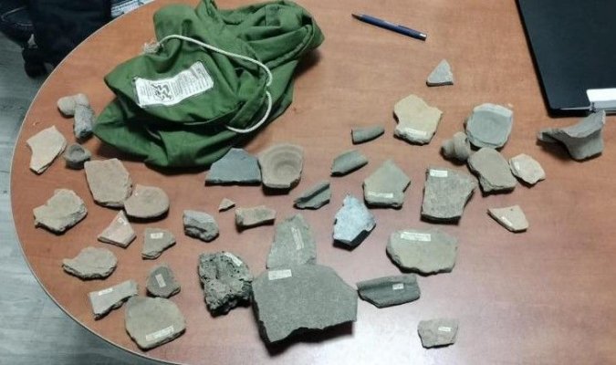 Vestigii arheologice din perioada dacică, depistate la un talcioc. O femeie le vindea cu 3 lei bucata