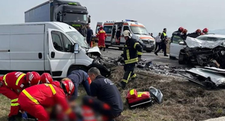 Doi soți au murit după ce s-au izbit frontal cu un microbuz. Fiica lor a supraviețuit