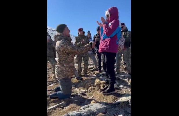 Un soldat ucrainean care și-a pierdut picioarele în război și-a cerut cerut iubita în căsătorie pe cel mai înalt munte din Ucraina. Video