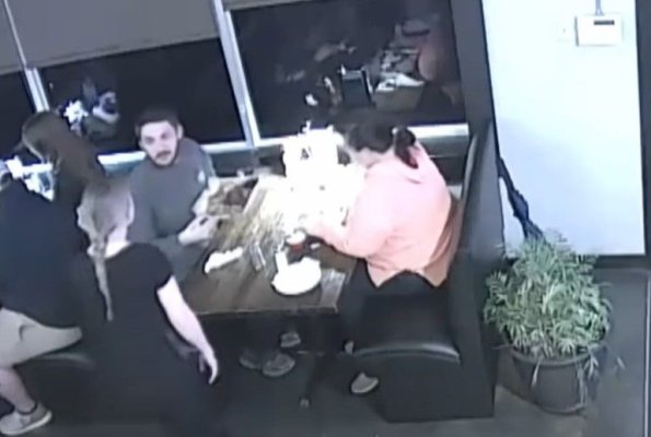 Bărbat filmat într-un restaurant în timp pune intenţionat fire de păr în mâncare ca să nu plătească nota. Video