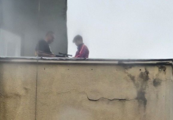 Bărbat văzut pe terasa unui bloc cu o armă cu lunetă, în prezența unui minor. Echipele speciale au înconjurat zona