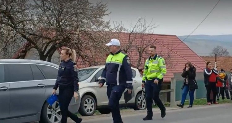 Copil de 7 ani, spulberat de o maşină, sub privirile îngrozite ale mamei