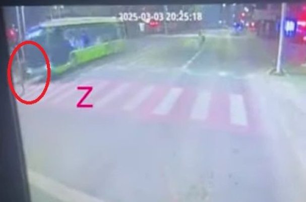 Bărbat de 38 de ani, mort după ce a fost lovit de un autobuz, în timp ce traversa în fugă pe trecerea de pietoni. Video
