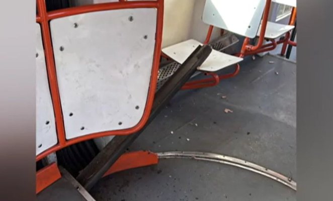 Aproape de tragedie! O bucată de șină a străpuns podeaua unui tramvai din București 
