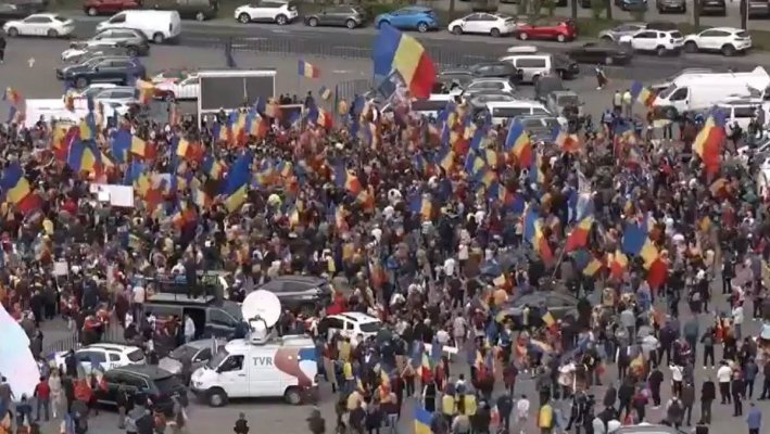  Jandarmii au reținut doi bărbați la mitingul lui Călin Georgescu din Piața Constituției