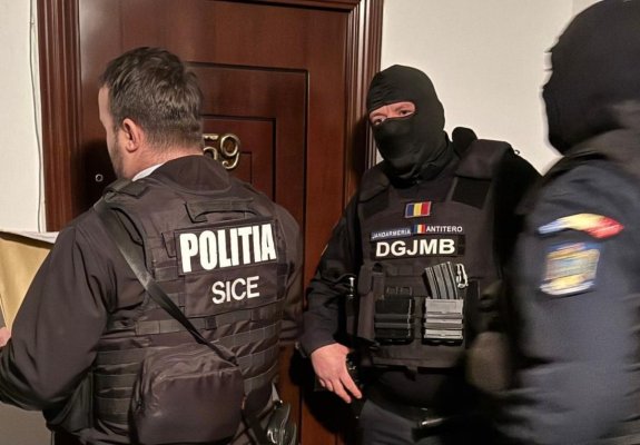 Percheziţii ale poliţiştilor din Constanţa. Doi bărbaţi au înșelat o firmă din Bulgaria. Video
