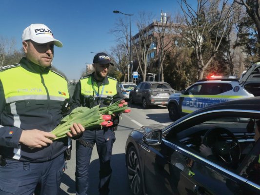 Gest de apreciere din partea polițiștilor constănțeni, de 8 Martie, pentru doamnele aflate în trafic