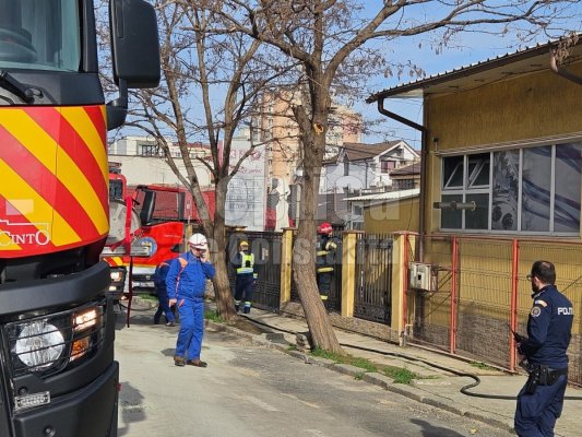 Incendiu la un service auto. În interiorul atelierului se aflau mai multe mașini printre care și un Ferrari 