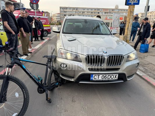 Un biciclist minor a fost lovit cu intenție, în trafic, de un șofer care l-a urmărit cu mașina. Video