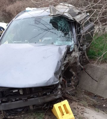 Accident între un TIR și un automobil, soldat cu o persoană încarcerată, în Sibioara