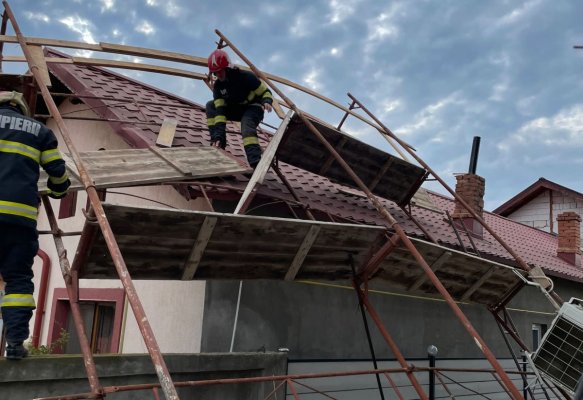 O femeie a fost lovită în cap de o bucată de tencuială desprinsă dintr-un bloc, în urma vântului puternic. Video