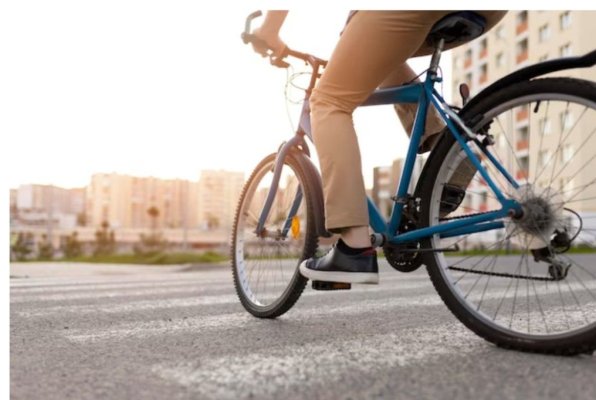 Biciclist amendat cu 1.200 de lei pentru că nu avea claxon