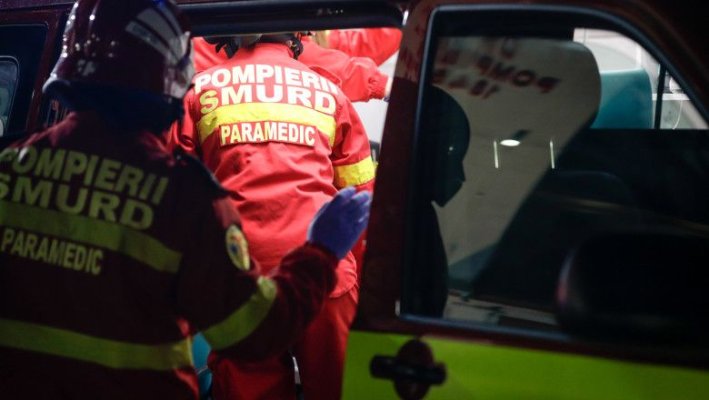 Un șofer a rămas blocat într-o mașină care a luat foc  