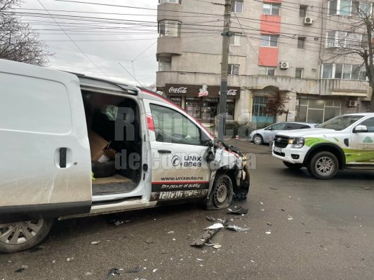 Accident rutier pe strada Dezrobirii, un autovehicul care transportă piese auto s-a făcut praf