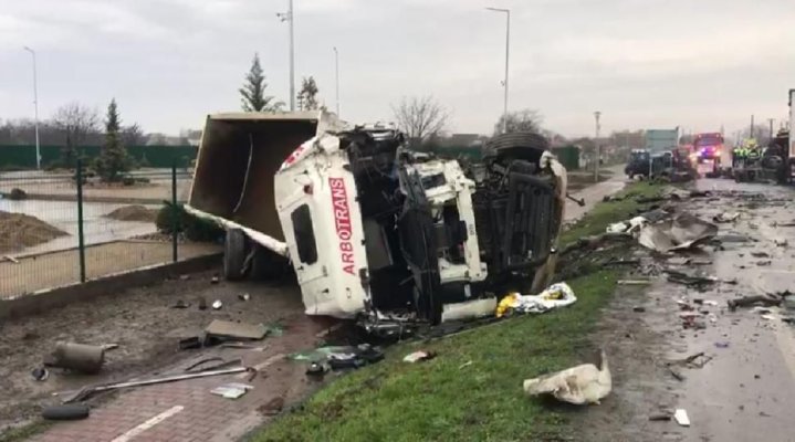 Un autotren şi o basculantă s-au ciocnit pe DN 7, iar după impact, ambii şoferi au murit