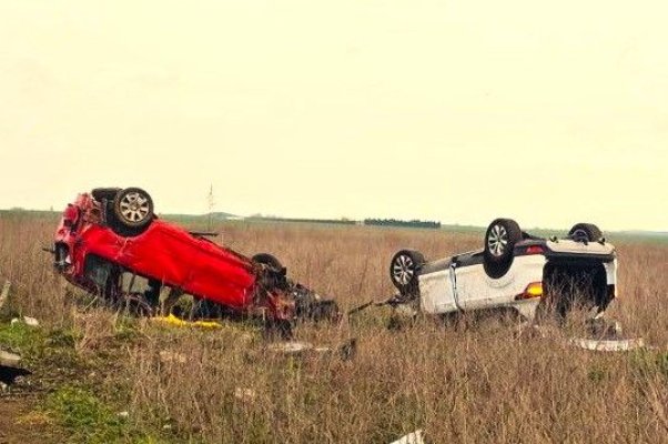 Accident cu două mașini răsturnate pe DN 22 în dreptul localității Oituz. 4 victime transportate la spital