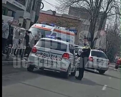 Accident între o mașină și o motocicletă pe strada Poporului