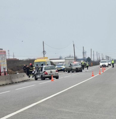 Un microbuz cu 12 copii și două autoturisme, implicate într-un accident pe DN2 E85
