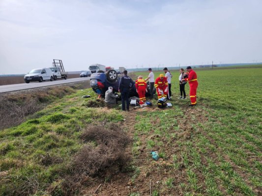 Mașină răsturnată la ieșire din Mihai Viteazu spre Tulcea: a intervenit și elicopterul SMURD